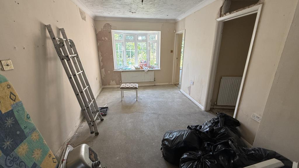 Lot: 29 - SEMI-DETACHED BUNGALOW IN NEED OF REFURBISHMENT - Internal image of dining area from living area